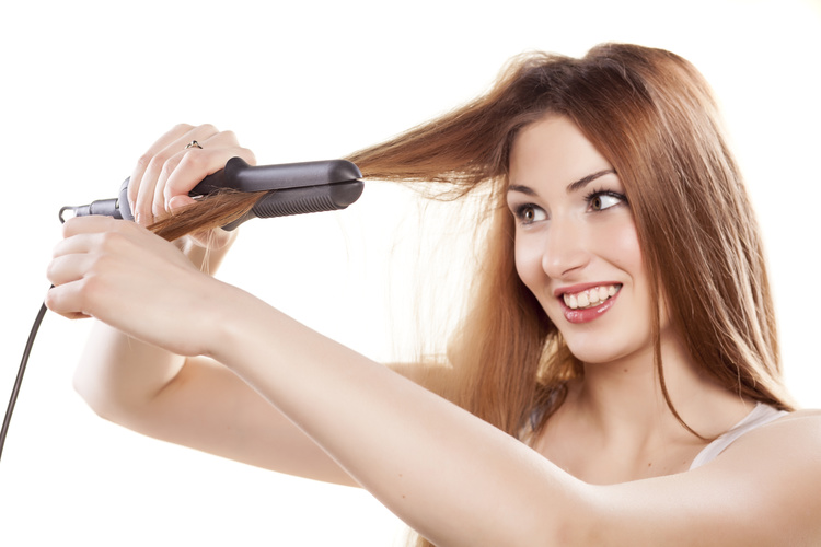 using-a-flat-iron-to-straighten-hair