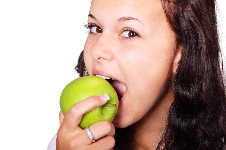 apple-diet-good for healthy lips