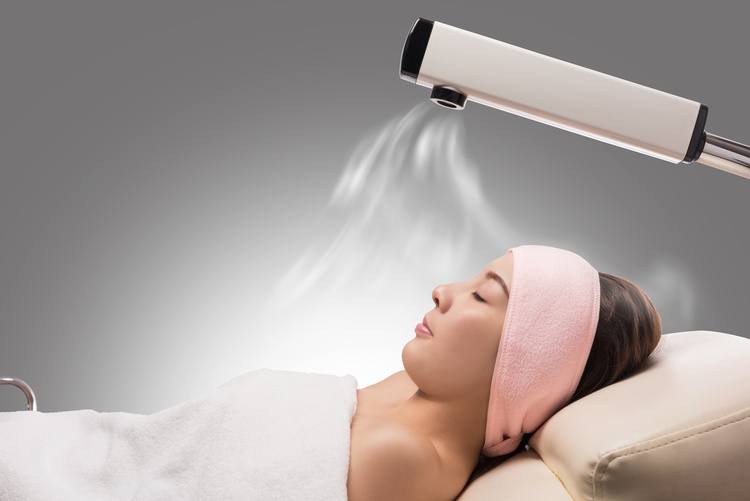 Beauty-treatment-of-face-skin-with-ozone-facial-steamer