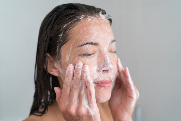 foaming-facewash-soap-scrub-on-skin